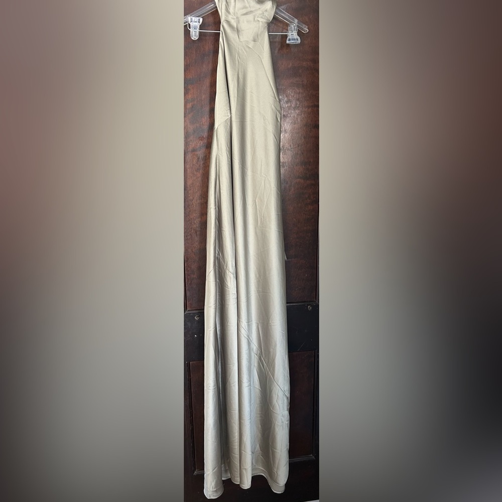 Lisa Maxi Dress in Mossā Green Luxe Satin
Show Me Your Mumu medium - Picture 4 of 6